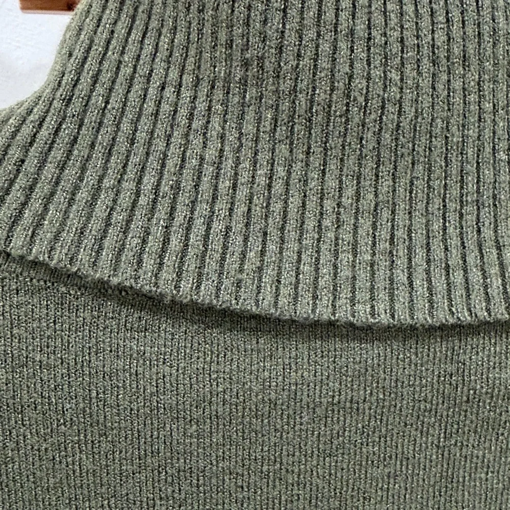 Basic Milano Olive Green Turtleneck Sweater
Size L - Picture 4 of 4
